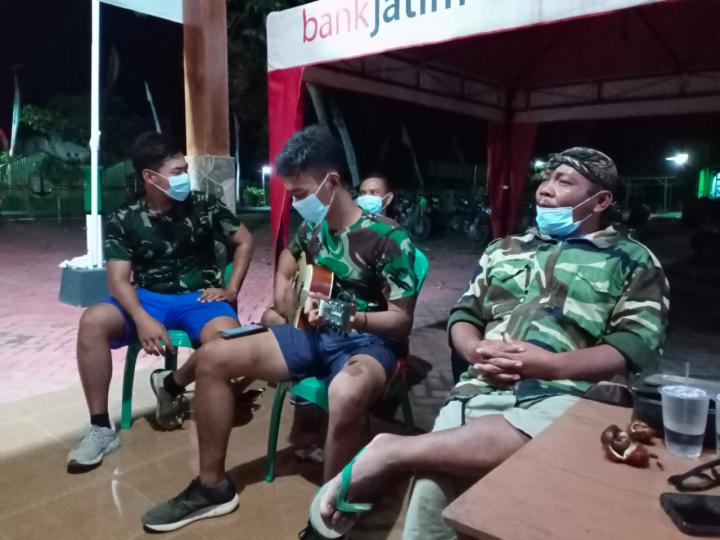 Waktu Senggang, Anggota Satgas TMMD Bojonegoro Bernyanyi Bersama
